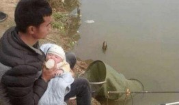 小孩水沟钓鱼爆料视频,小钓手水沟垂钓，捕捉童年美好瞬间