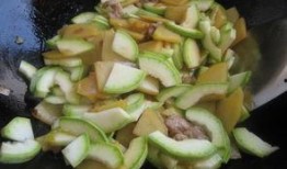 网红吃清蒸角瓜的视频,美味与营养并存，快来学学这道家常菜！